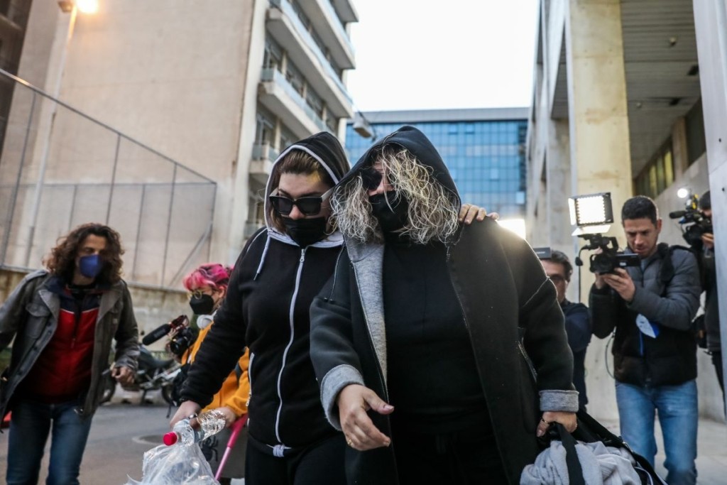 “Δείξτε λίγο σεβασμό” – Με σκυμμένο το κεφάλι αποχώρησαν από τη ΓΑΔΑ η μητέρα και η αδερφή της Πισπιρίγκου (pics&vids)