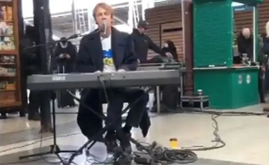 Ο Tom Odell τραγουδά το “Another Love” σε σταθμό στο Βουκουρέστι και γίνεται το σύμβολο αντίστασης (vid)