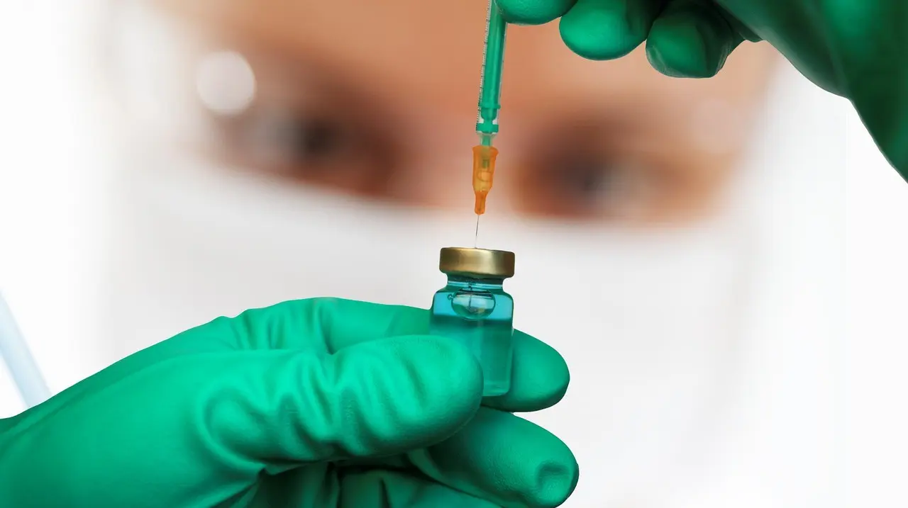 Αίτηση από την Pfizer στον FDA για τέταρτη δόση εμβολίου στους άνω των 65 ετών