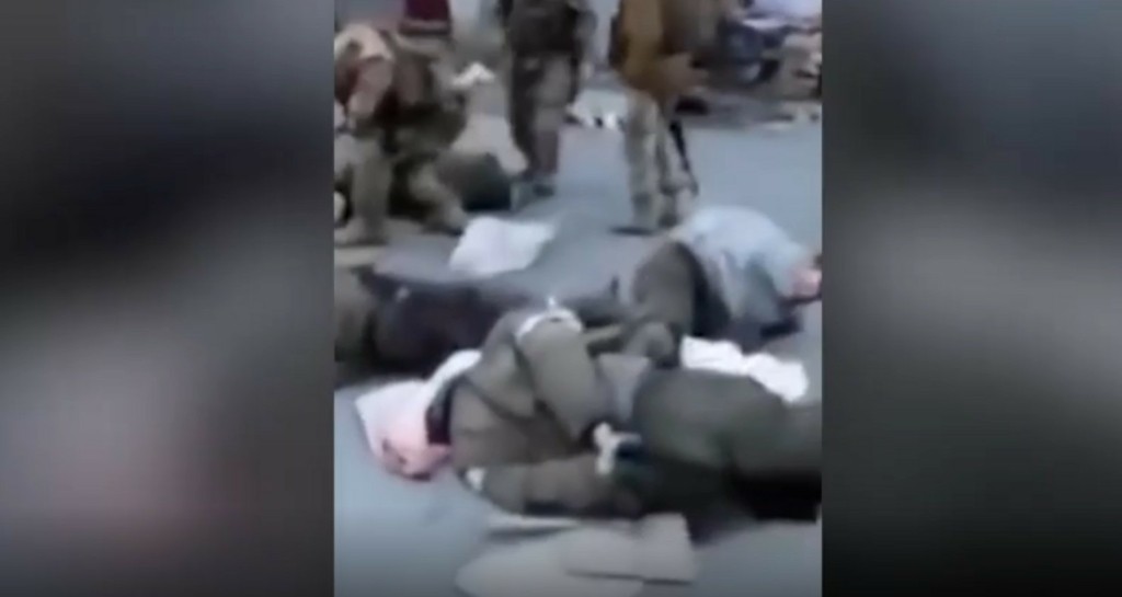 Σκληρό βίντεο δείχνει στρατιώτες με διακριτικά ουκρανικού στρατού να πυροβολούν στα πόδια αιχμαλώτους πολέμου (vid)