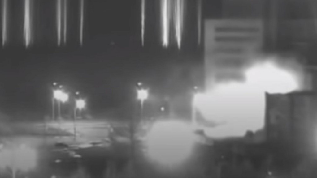Τα ρίχνει στους Ουκρανούς για τη φωτιά στο πυρηνικό εργοστάσιο της Ζαπορίζια η Ρωσία – “Εξοργιστική πρόκληση” (vids)