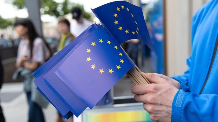 Η ΕΕ κατηγορεί τη Ρωσία για εγκλήματα πολέμου – Στα σύνορα Πολωνίας – Ουκρανίας θα μεταβεί ο Μπάιντεν (vid)