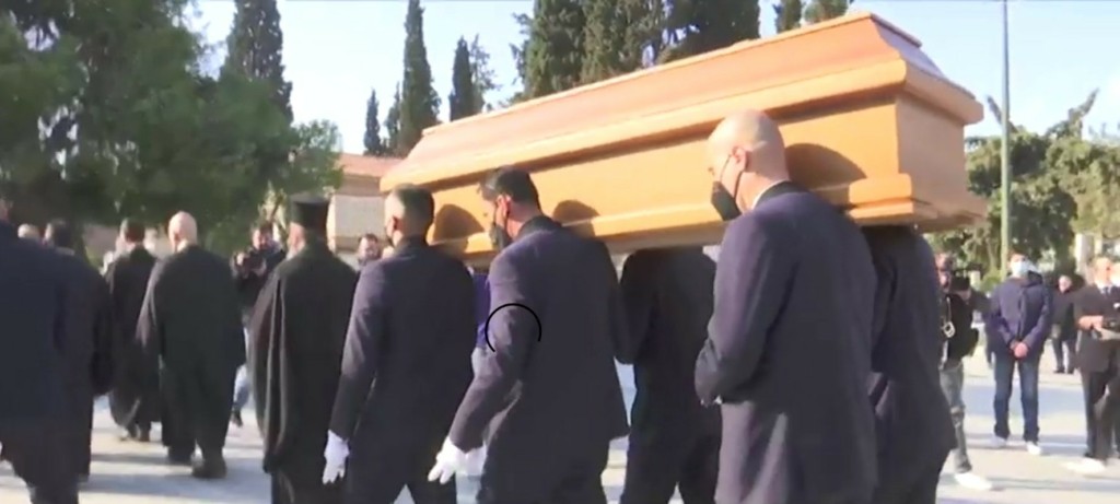 Σε στενό οικογενειακό κύκλο η ταφή του Δημήτρη Κοντομηνά στο Α’ Νεκροταφείο (vids)