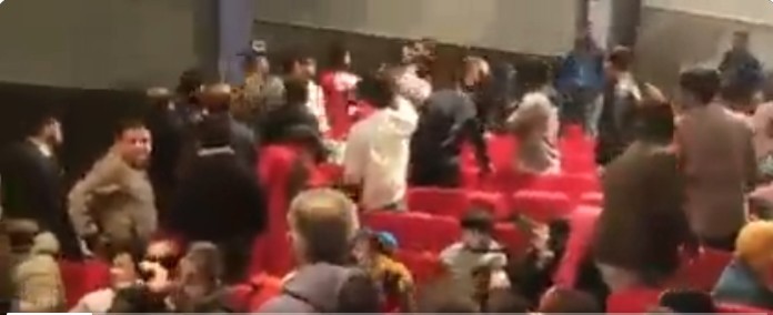 Σκηνές απείρου κάλλους σε εκδήλωση της πρεσβείας του Μπαγκλαντές στην Ελλάδα – Άρχισαν να πλακώνονται στο ξύλο (vid)