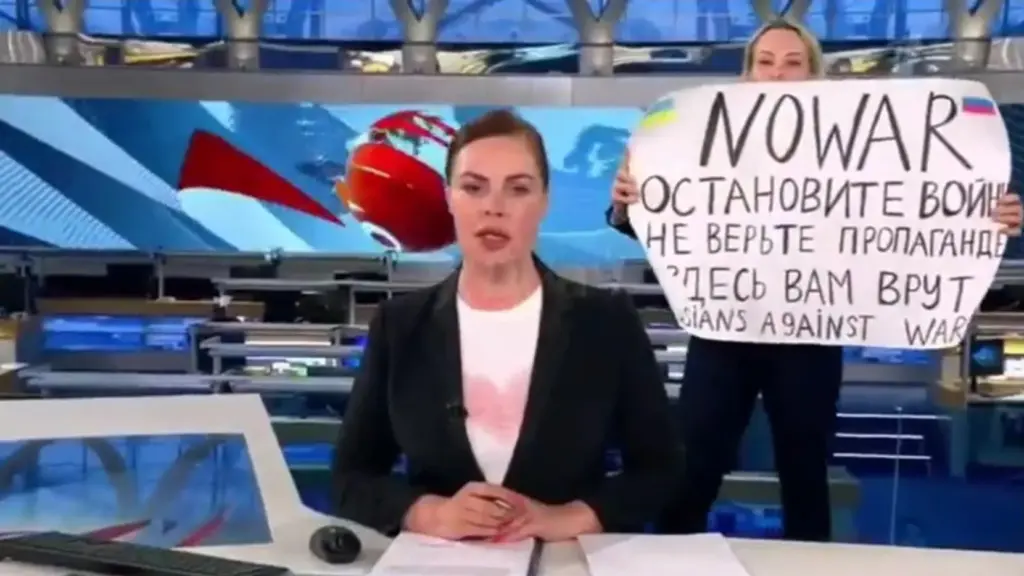 Επανήλθε η Ρωσίδα δημοσιογράφος που εισέβαλλε σε δελτίο ειδήσεων με αντιπολεμικό πανό – Νέες δηλώσεις κατά του πολέμου