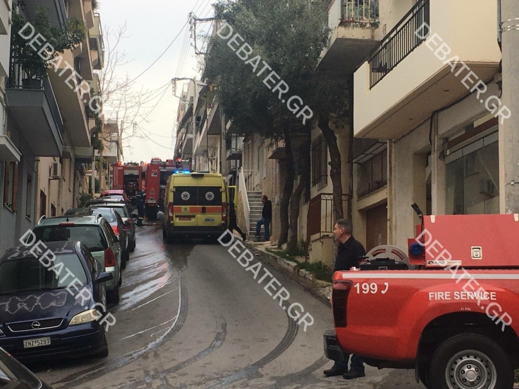 Φωτιά σε ταράτσα στον Άγιο Δημήτριο (pics)
