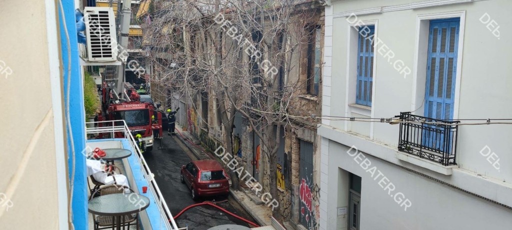 Φωτιά σε εγκαταλελειμμένο κτίριο στην Αθήνα – Έπεσε οροφή – Φόβοι για εγκλωβισμένους