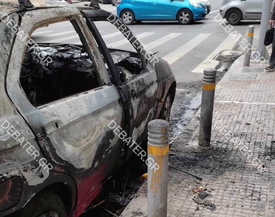 Μπαράζ εμπρησμών σε αυτοκίνητα τη νύχτα στην Αττική – Σοβαρές ζημιές (pics)