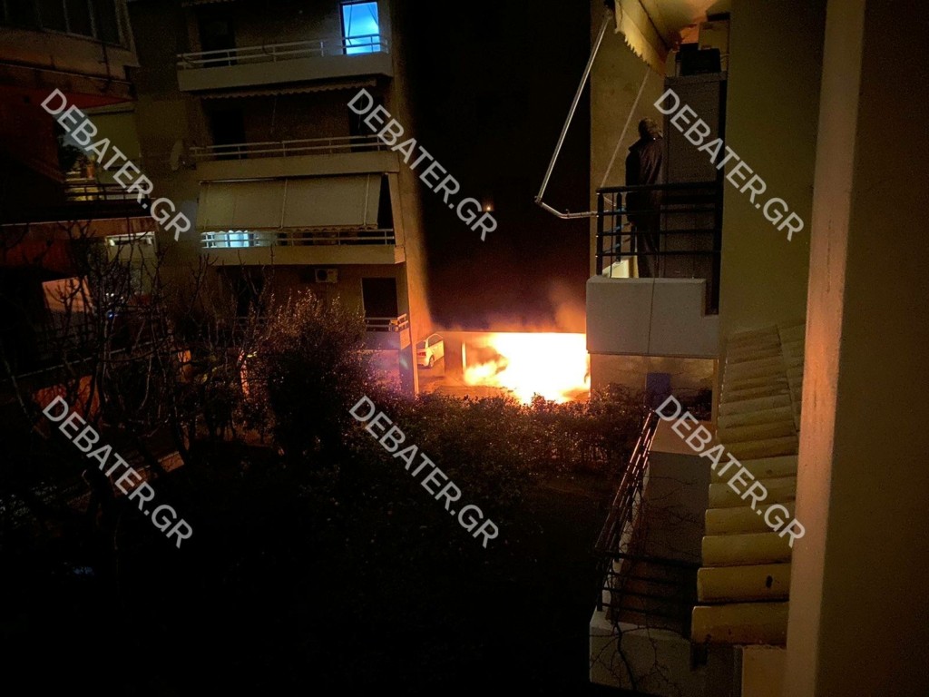 Στις φλόγες ΙΧ σε πυλωτή πολυκατοικίας στο Χαλάνδρι – Εκκενώθηκε το κτίριο, δύο τραυματίες (pics&vid)