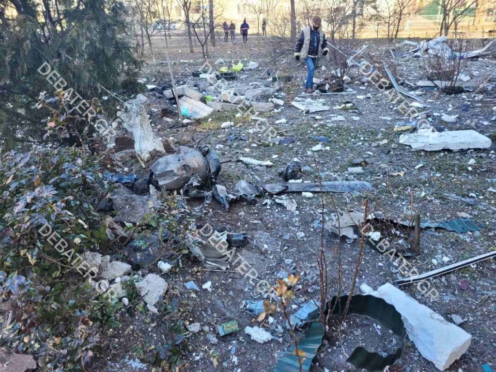 Συντρίμμια παντού – Πύραυλος κατέστρεψε πολυκατοικία στο Κίεβο – Ένας νεκρός (pics)