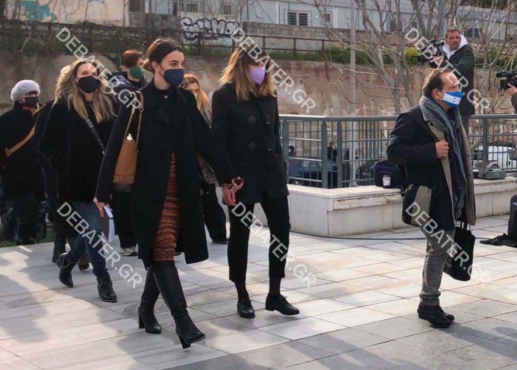 Στο δικαστήριο οι ηθοποιοί που καταγγέλλουν τον Πέτρο Φιλιππίδη – Απών ο κατηγορούμενος (vid)