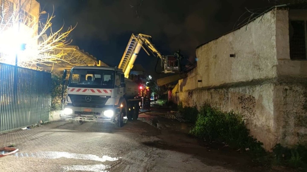 Μεγάλη φωτιά σε αποθήκη ξυλείας στον Ταύρο (pics)