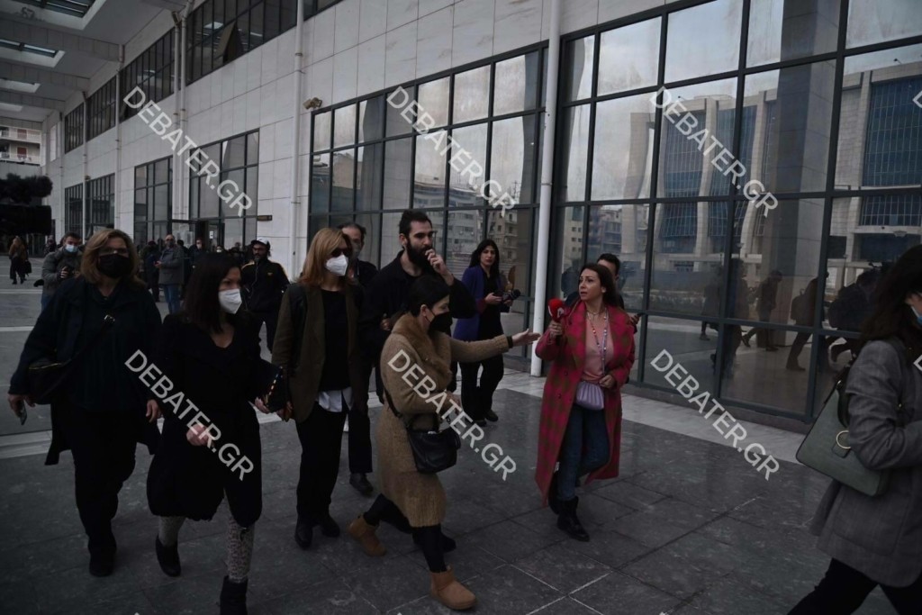 Στο δικαστήριο ο Πέτρος Φιλιππίδης – Παρόντες η σύζυγος και ο γιος του (vid)