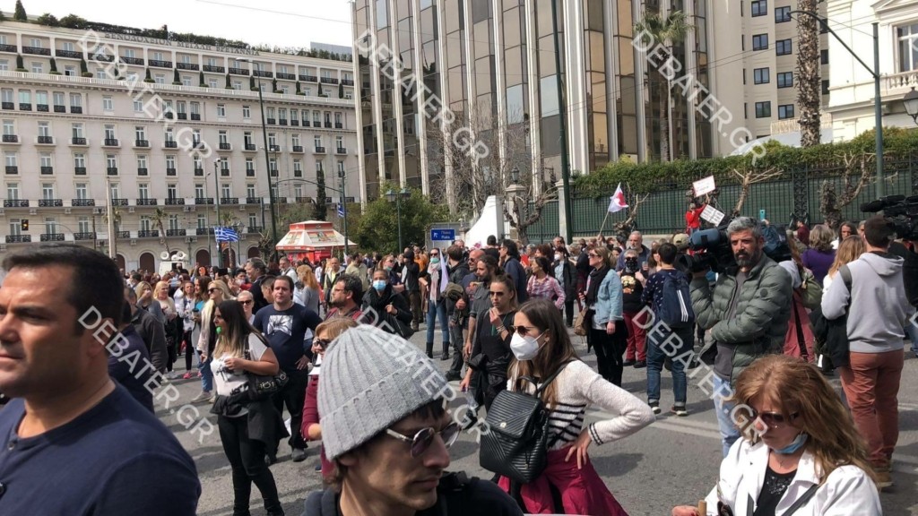 Ένταση και χημικά στη συγκέντρωση των υγειονομικών έξω από τη Βουλή – Λιποθύμησαν δύο άτομα (pics)