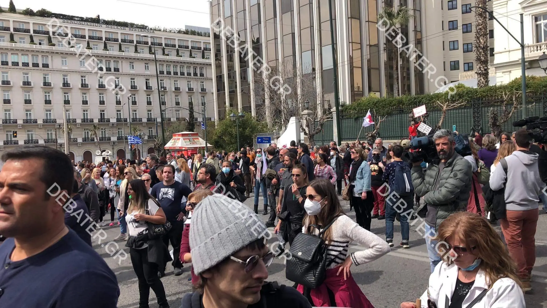Ένταση και χημικά στη συγκέντρωση των υγειονομικών έξω από τη Βουλή – Λιποθύμησαν δύο άτομα (pics)