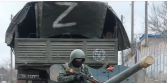 Χαμός με Χαρακόπουλο και Ρώσο βουλευτή που φορούσε μπλούζα με το “Ζ” – Έντονη αντίδραση του βουλευτή της ΝΔ