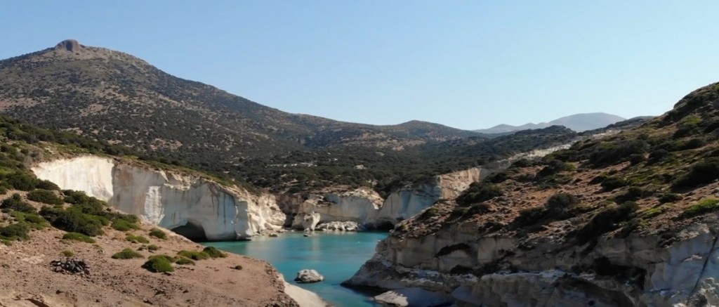Μήλος “καλεί” Βρετανούς τουρίστες – Εγκωμιαστικά δημοσιεύματα για το κυκλαδίτικο νησί