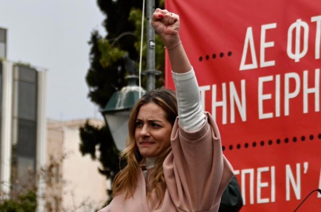 Διχασμός στο Twitter για την “υψωμένη γροθιά” της Μποφίλιου σε αντιπολεμική συναυλία