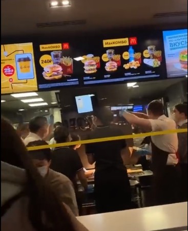 Φρενίτιδα για το τελευταίο burger στη Ρωσία – Με χορούς αποχαιρετούν τον κόσμο οι υπάλληλοι των Mc Donalds (vids)