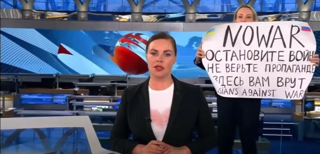 Άγνωστη παραμένει η τύχη της δημοσιογράφου που εισέβαλε με αντιπολεμικό πλακάτ σε ρωσικό δελτίο ειδήσεων (vid)