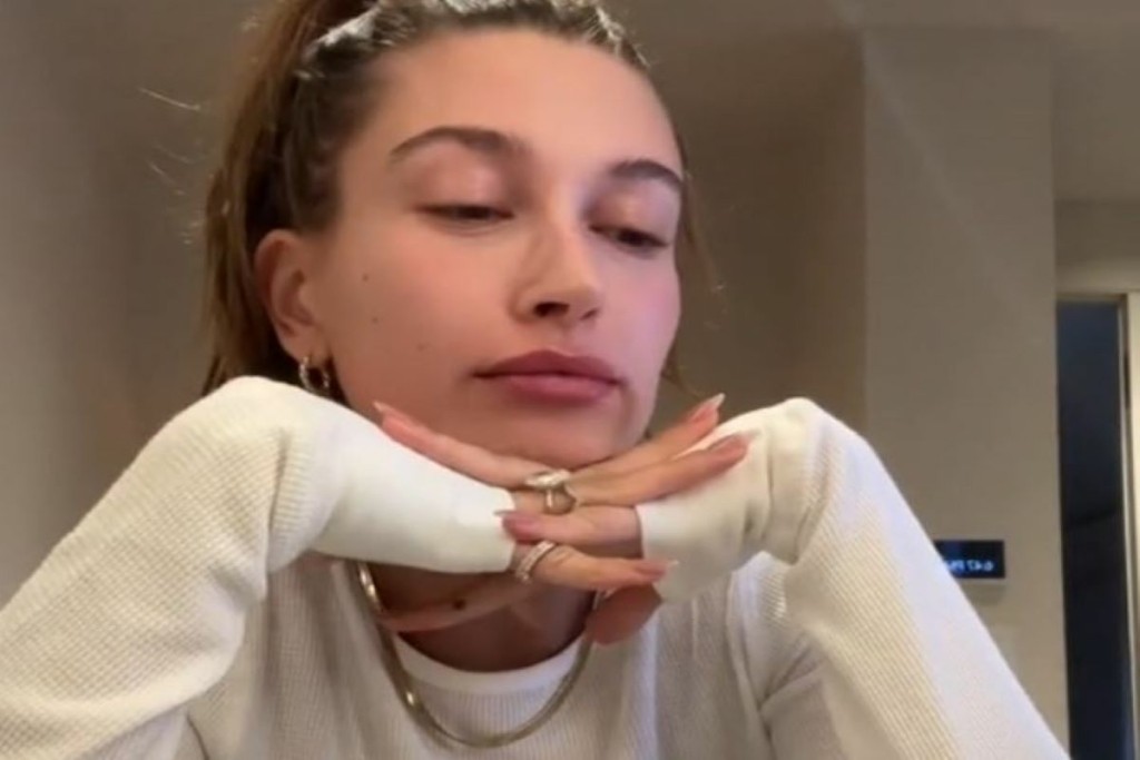 H Hailey Bieber αποκαλύπτει μέσω TikTok τη ρουτίνα ομορφιάς της