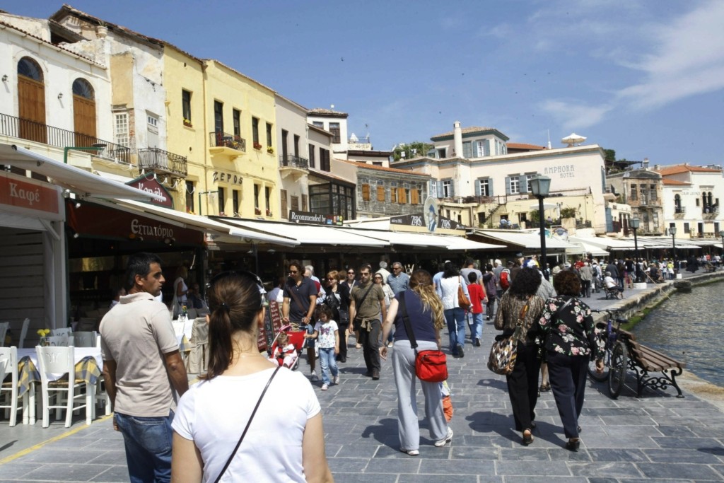 Απίστευτο τροχαίο στα Χανιά – Αυτοκίνητο “καρφώθηκε” σε κρεπερί (pics)