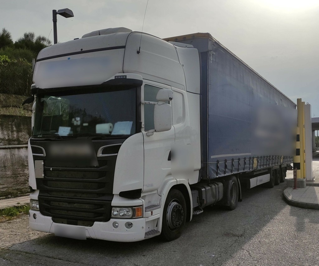 Έξι καρδιές πρόδωσαν το ένοχο μυστικό μέσα στην νταλίκα στα σύνορα της χώρας