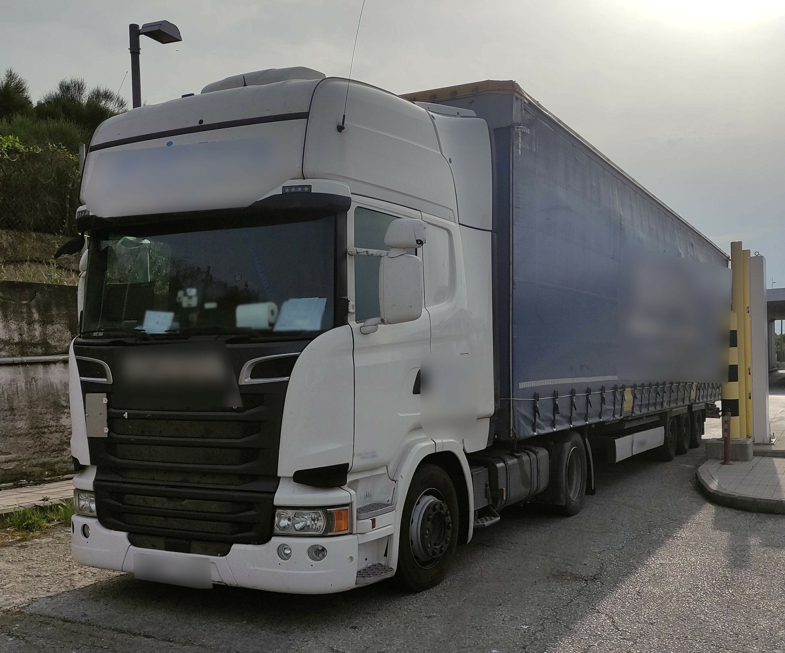 Έξι καρδιές πρόδωσαν το ένοχο μυστικό μέσα στην νταλίκα στα σύνορα της χώρας