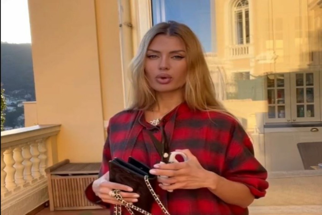 Εδώ ο κόσμος χάνεται και η… Chanel τσάντα κόβεται – Η κίνηση Ρωσίδων influencers για να προκαλέσουν τον γνωστό οίκο! (vids)