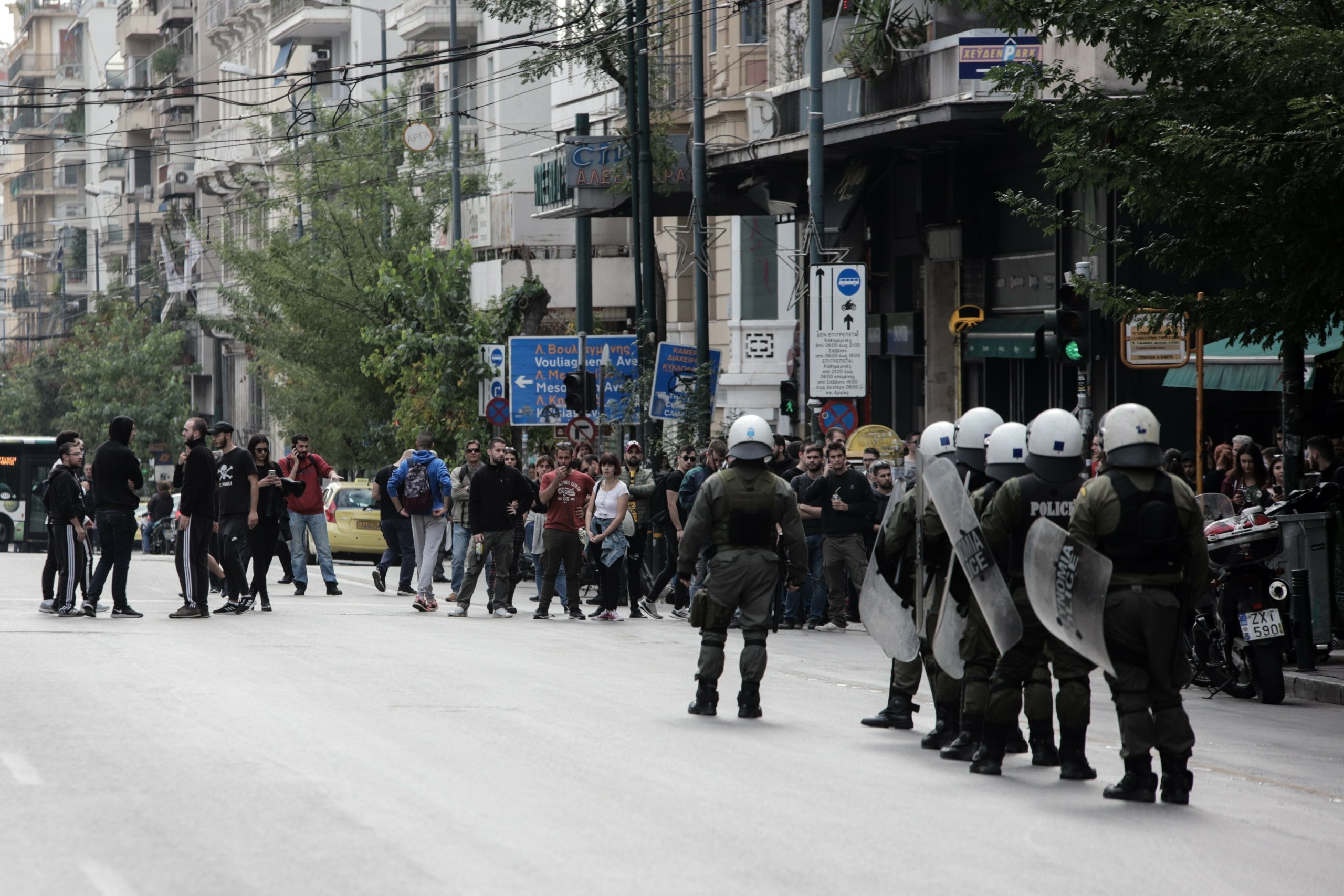 Επεισόδια με πετροπόλεμο έξω από την ΑΣΟΕΕ