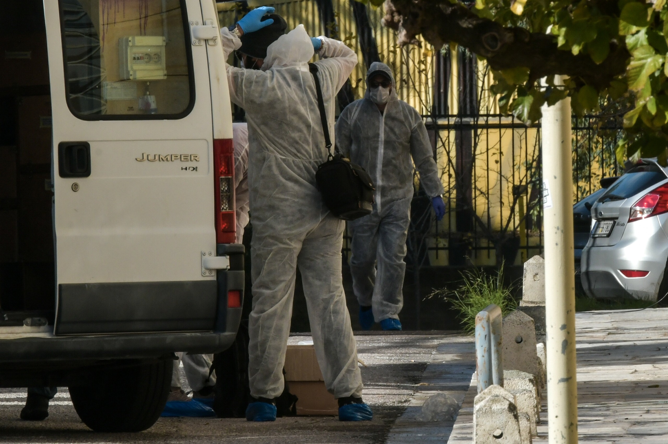 Εκρηκτικός μηχανισμός σε είσοδο πολυκατοικίας κοντά στο Σύνταγμα