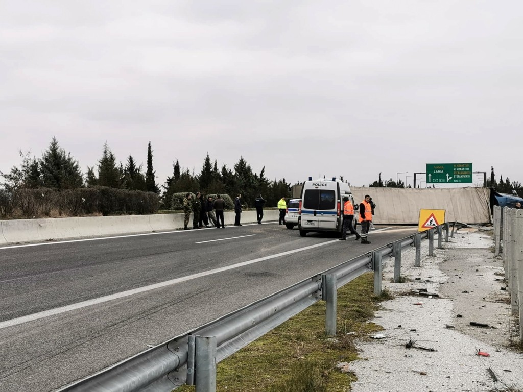 Ανατροπή νταλίκας με έναν εγκλωβισμένο στην Εθνική Οδό Αθηνών – Κορίνθου – Μεγάλο μποτιλιάρισμα (pics)