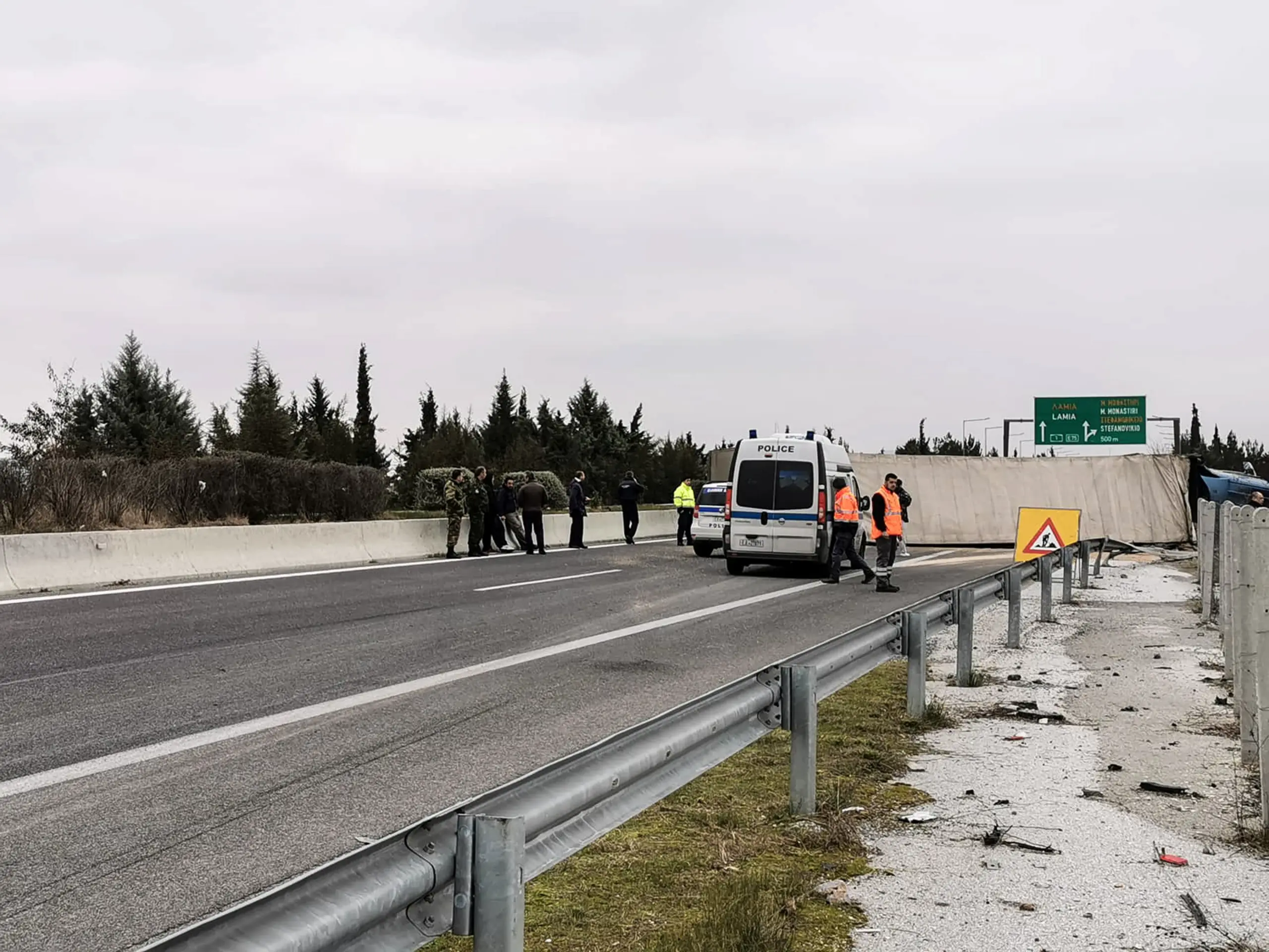 Ανατροπή νταλίκας με έναν εγκλωβισμένο στην Εθνική Οδό Αθηνών – Κορίνθου – Μεγάλο μποτιλιάρισμα (pics)