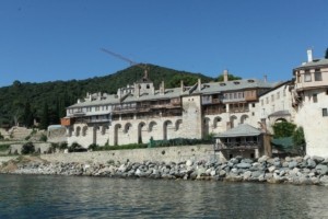 Άγιο Όρος: Μίνι λεωφορείο έπεσε στην θάλασσα – Καλά στην υγεία του ο οδηγός