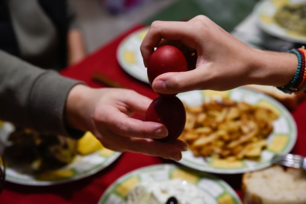 Κόκκινα αυγά, οβελίας, τσουρέκι – Οι συμβολισμοί του πασχαλινού τραπεζιού