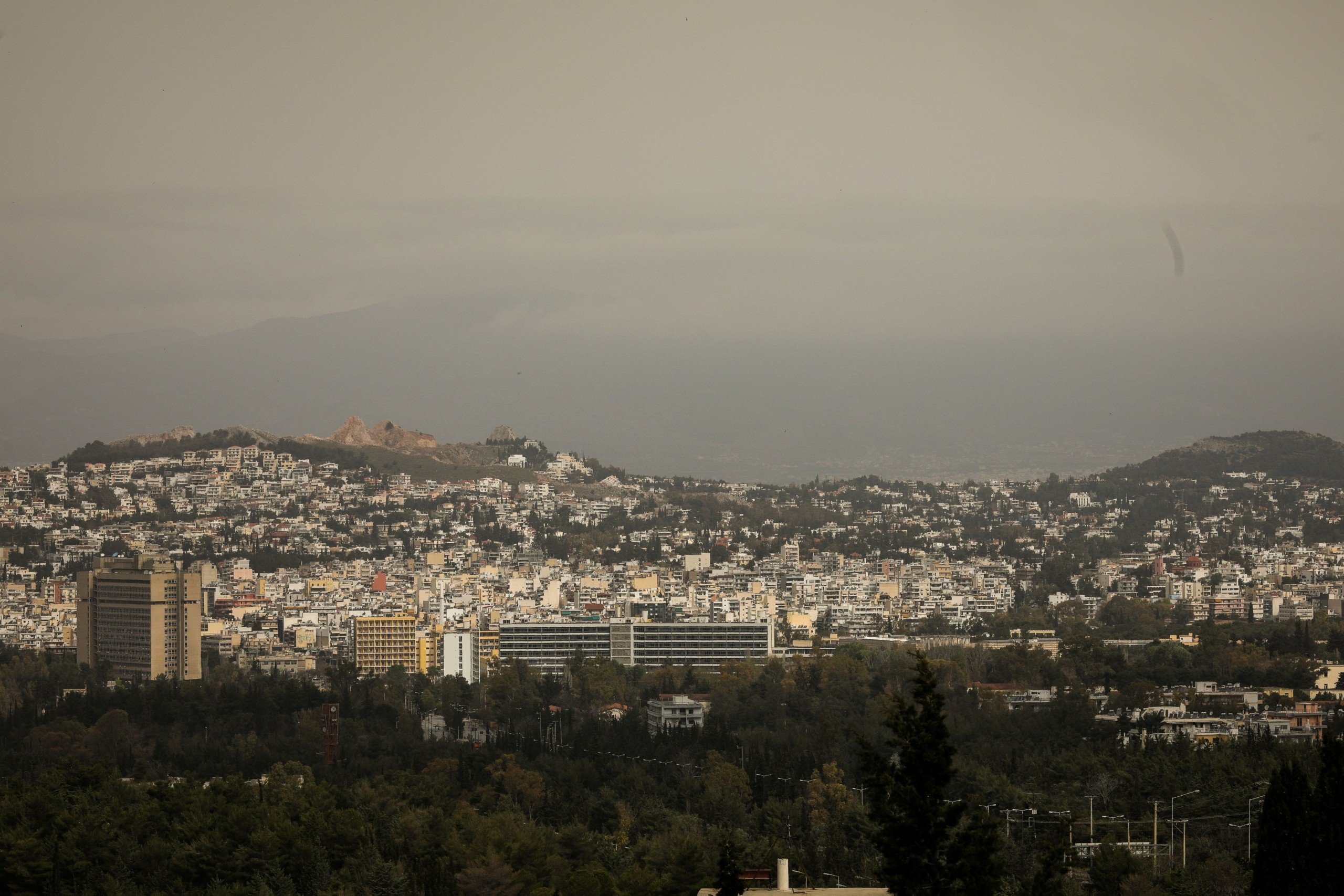 Αφρικανική σκόνη και άνοδος της θερμοκρασίας σήμερα Τρίτη – Πού θα βρέξει