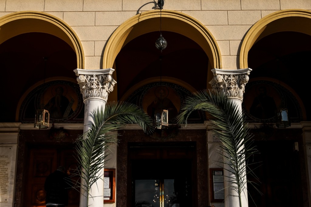 Παρέμβαση Ιερώνυμου για τον ιερέα που αρνήθηκε συσσίτιο σε τρανς – Διέταξε έρευνα