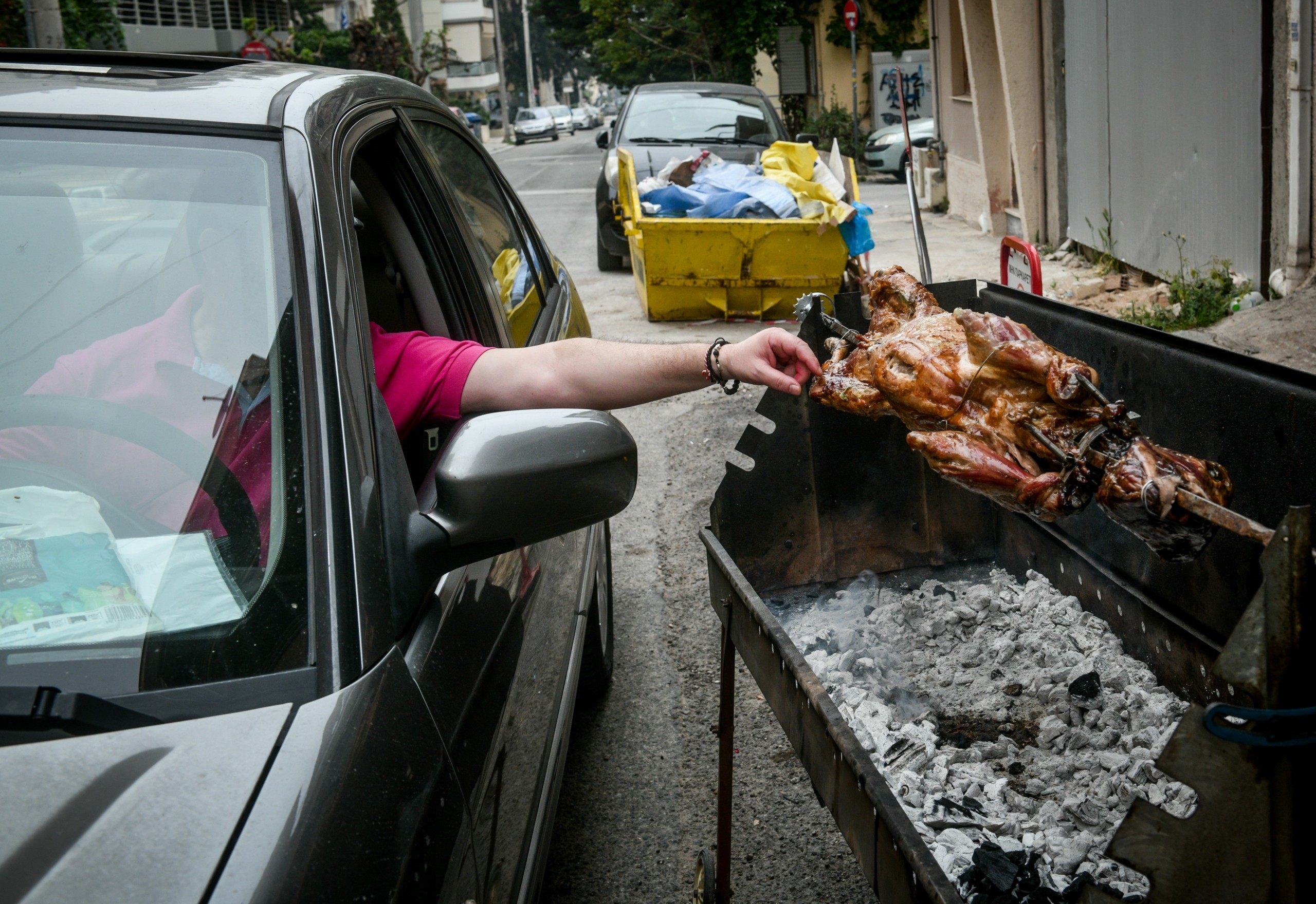 8+1 tips για το ψήσιμο του αρνιού στη σούβλα το Πάσχα