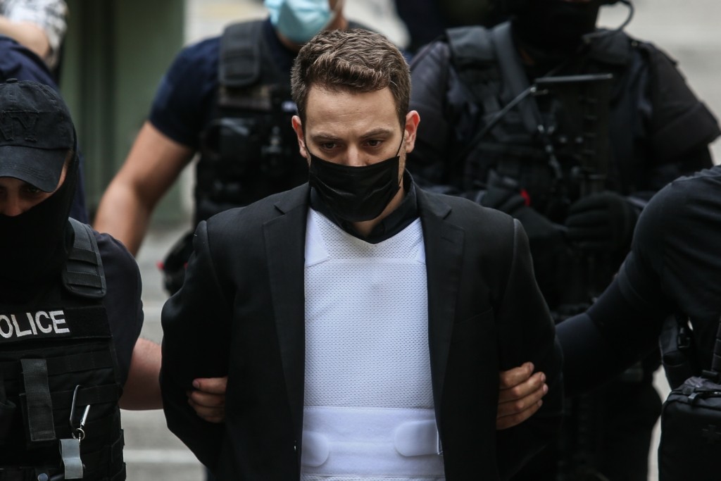 Στο εδώλιο ο Μπάμπης Αναγνωστόπουλος για τη δολοφονία της Καρολάιν – Πού θα στηρίξει την υπεράσπισή του (vid)