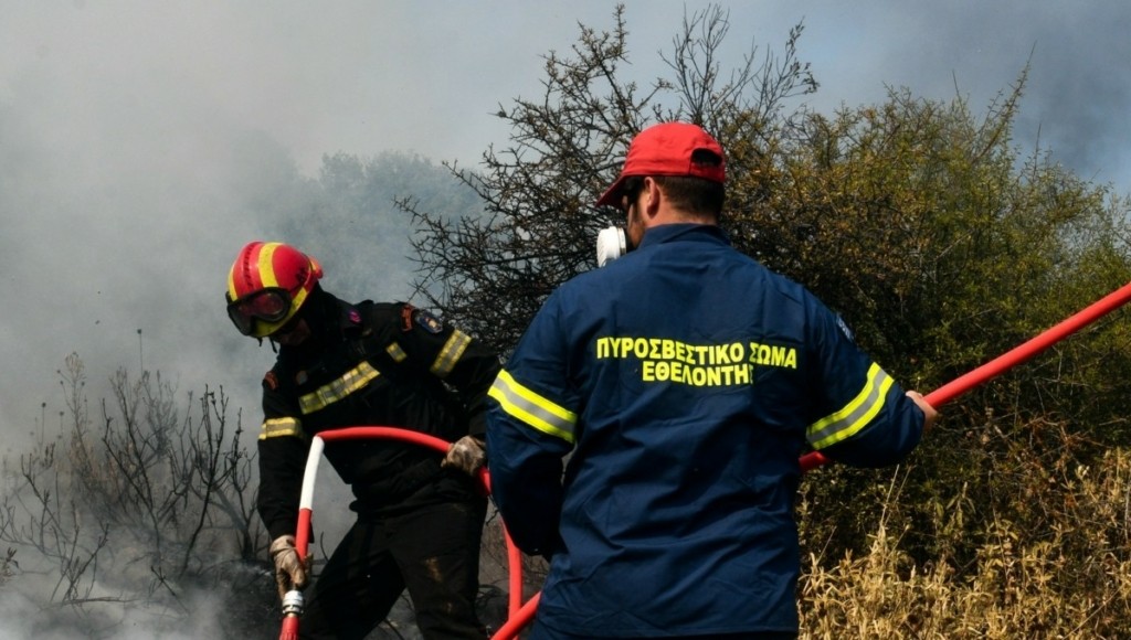 Σε ύφεση η φωτιά στα Μεσαύλια του Πλατανιά Χανίων