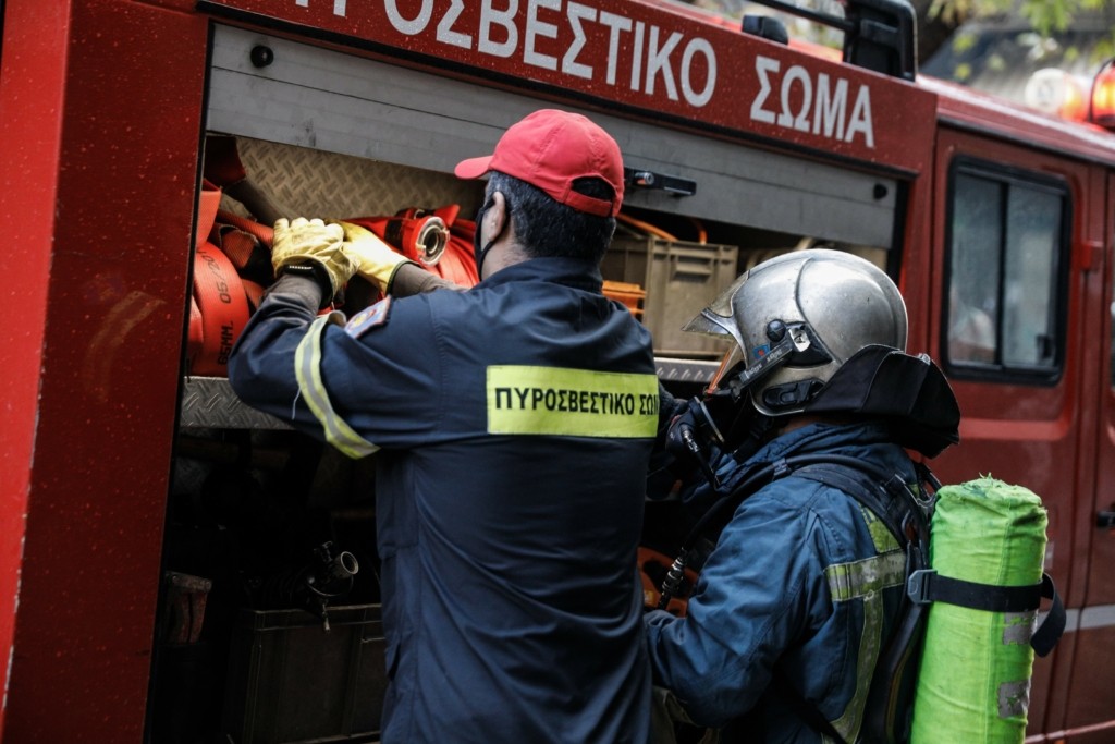 Φωτιά ΤΩΡΑ – Μεγάλη πυρκαγιά σε μονάδα ηλικιωμένων στη Γλυφάδα – Απεγκλωβίστηκαν  τρόφιμοι