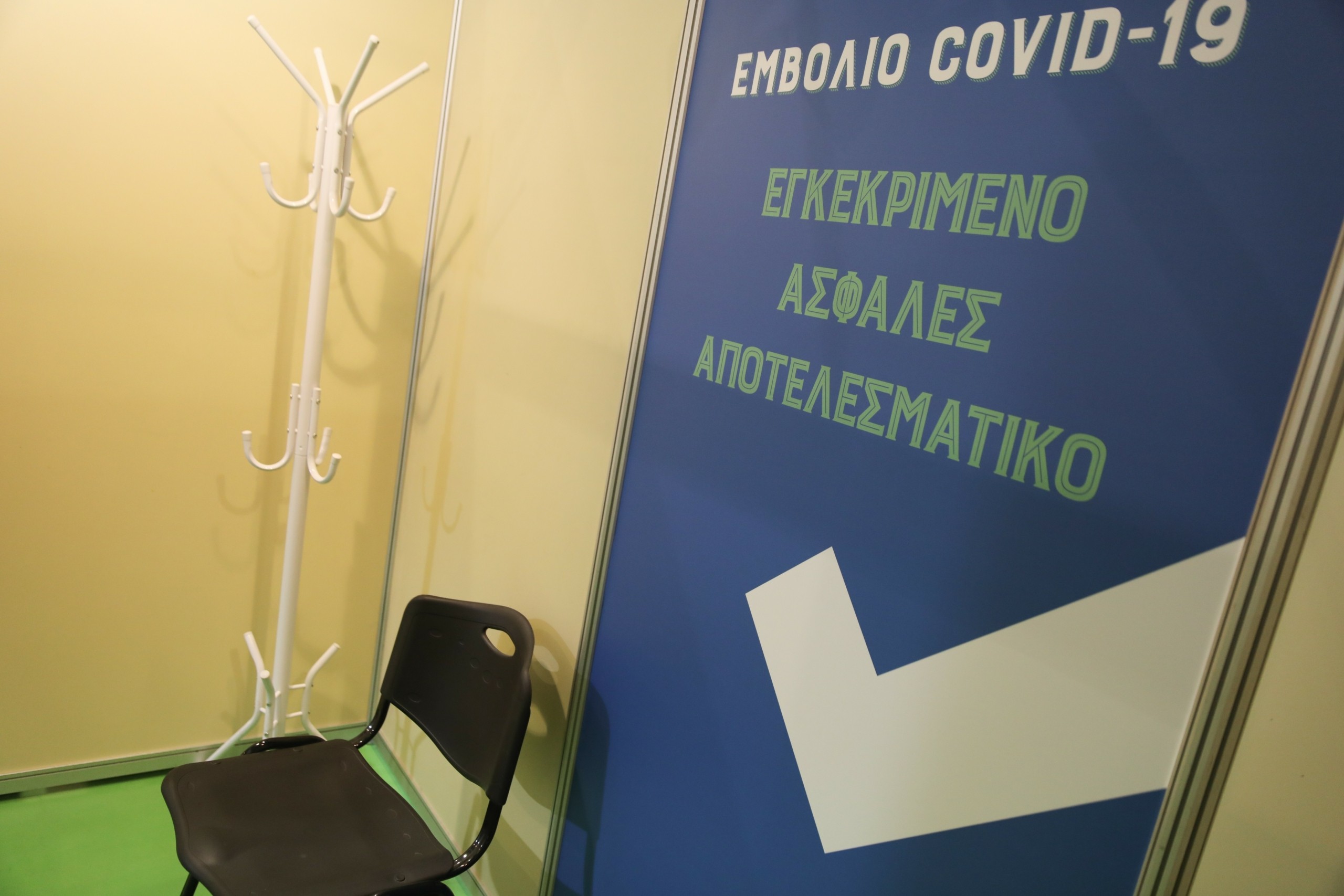 “Παγώνει” από την Παρασκευή το πρόστιμο στους ανεμβολίαστους άνω των 60 ετών