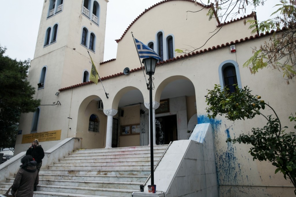 Χυδαία επίθεση ιερέα σε τρανσέξουαλ που είχε πάει στο συσσίτιο – “Αν πεινάει να πάει να δουλέψει στη Συγγρού”