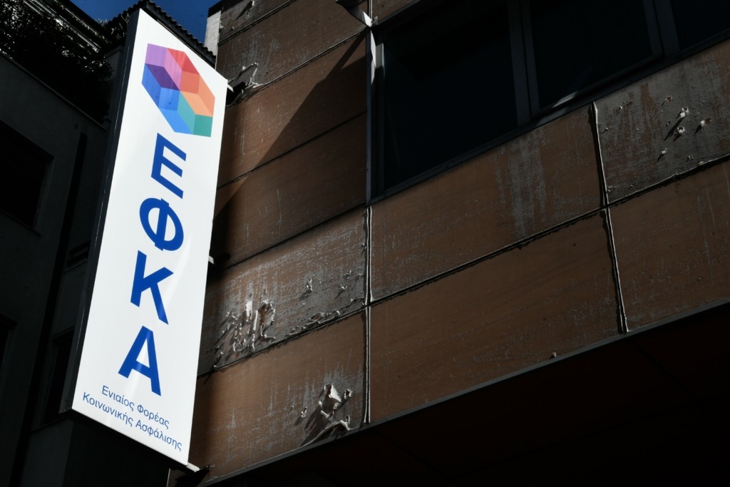 Διευκρινίσεις από τον e-ΕΦΚΑ για το δώρο του Πάσχα στους ερασιτέχνες οικοδόμους