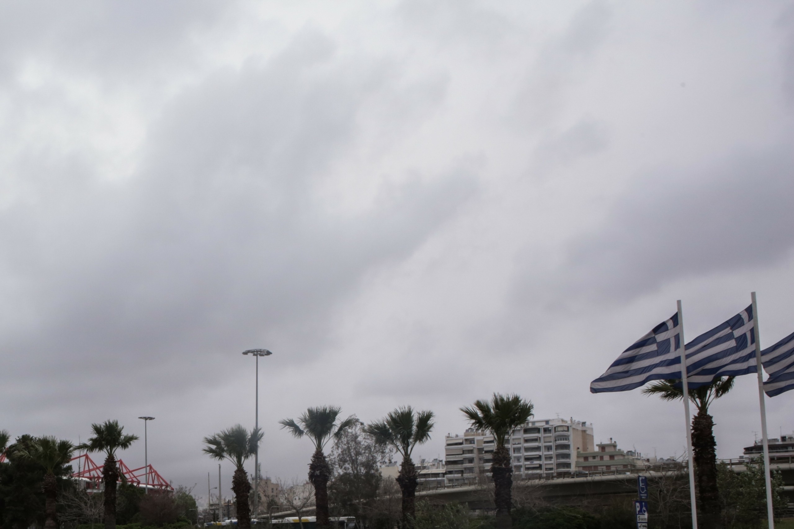 Συννεφιά, λασποβροχές και τοπικές καταιγίδες – Πού θα κυμανθεί η θερμοκρασία