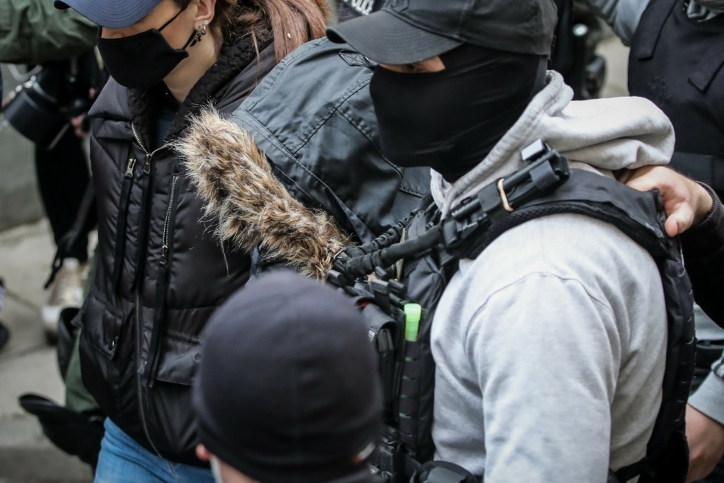 Καθ’ οδόν για την ανακρίτρια η Ρούλα Πισπιρίγκου – Συνοδεία δεκάδων αστυνομικών η μεταγωγή από τη ΓΑΔΑ