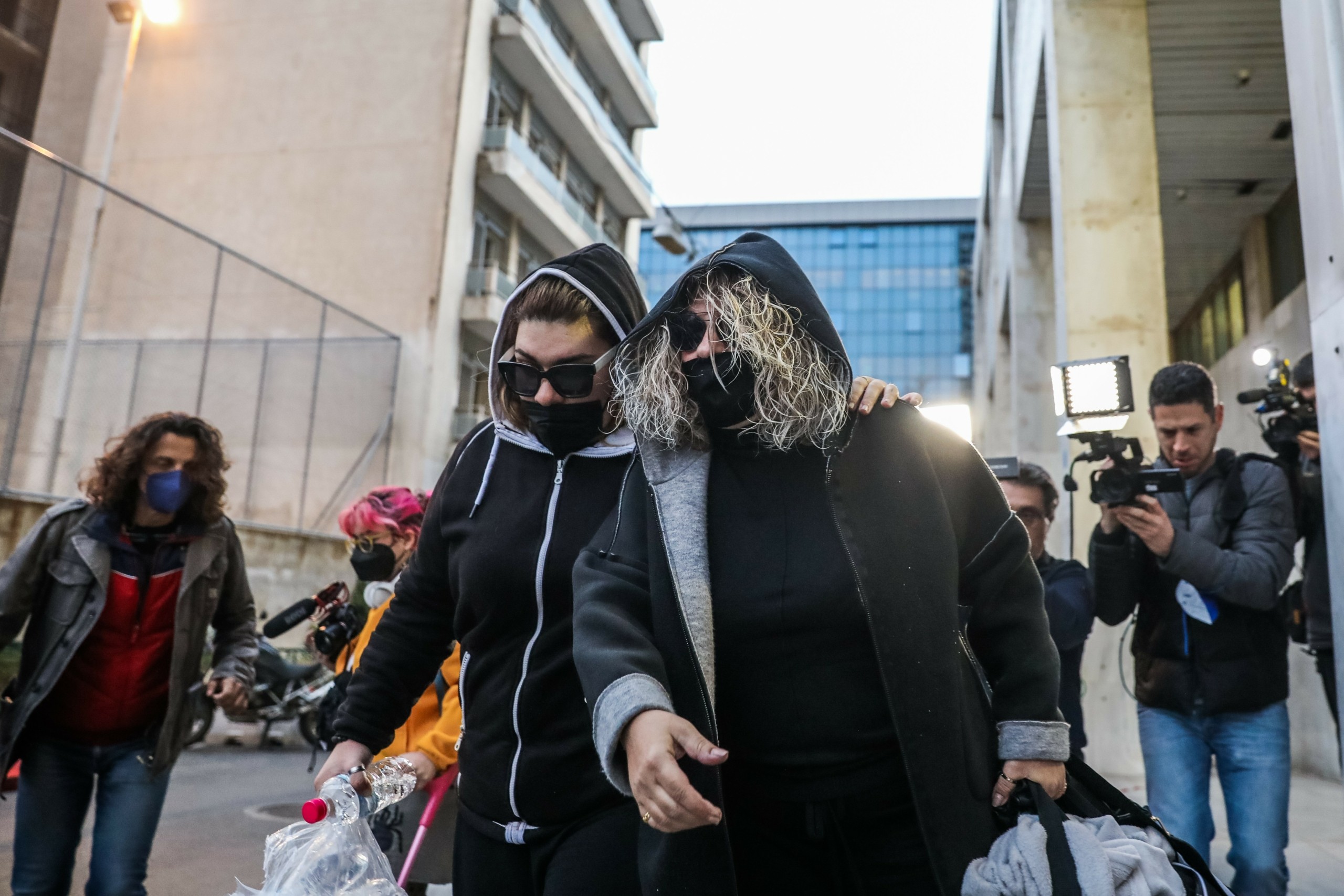 Επισκεπτήριο στον Κορυδαλλό από τη μητέρα και την αδελφή της Πισπιρίγκου (vids)