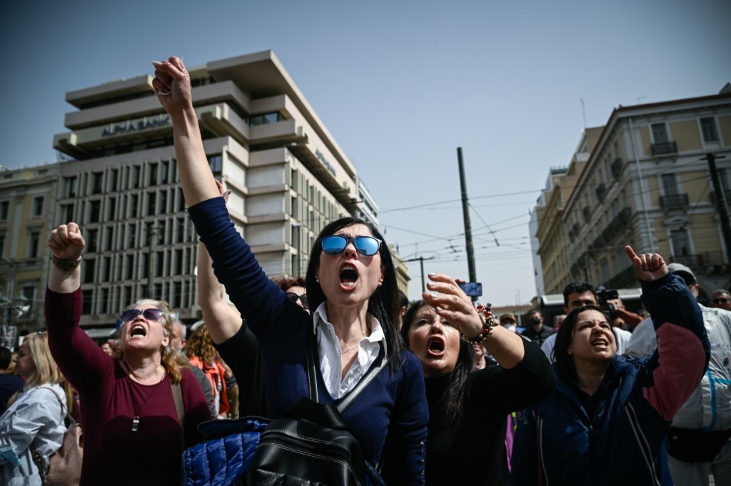 Απροσπέλαστο το κέντρο της Αθήνας – Χιλιάδες πολίτες συμμετέχουν στην απεργία (pics&vid)