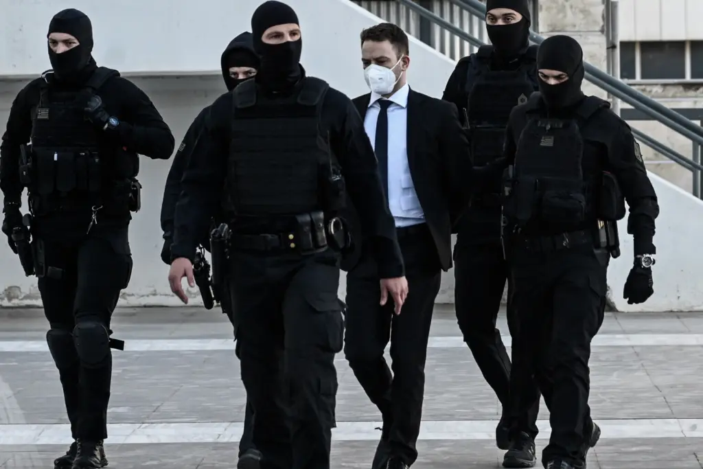 Το θέατρο του Αναγνωστόπουλου όταν μπήκε η αστυνομία στο σπίτι – “Τη σκουντούσε και ρωτούσε αγάπη μου είσαι καλά;”