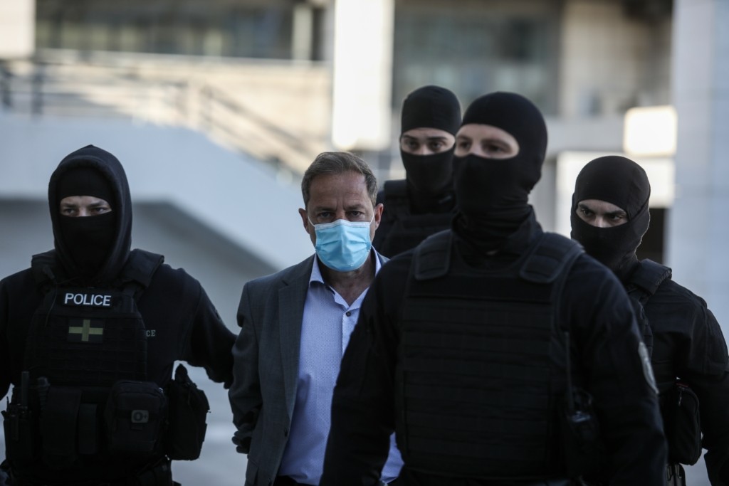 Στα δικαστήρια δεμένος πισθάγκωνα και ο Δημήτρης Λιγνάδης μαζί με τον Μπάμπη Αναγνωστόπουλο (vid)